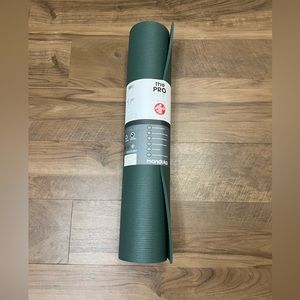 MANDUKA PRO™ YOGA MAT 6MM In Black Sage {Green}